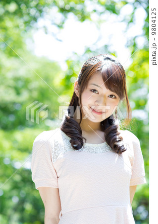 緑の中の女性 緑の中の女性 9804125