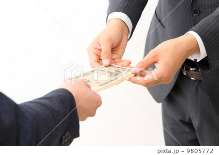 お金の受け渡し 9805772