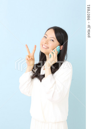 女性・スマートフォン 9807881