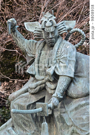 九代目・市川團十郎による「暫(しばらく)」の像(浅草寺/東京都台東区浅草) 九代目・市川團十郎による「暫(しばらく)」の像(浅草寺/東京都台東区浅草) 9808938