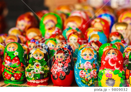 Colorful Russian nesting dolls at the market 9809032