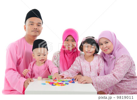 malay family during hari raya 9819011
