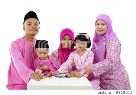 malay family during hari raya  aidilfitri 9819012