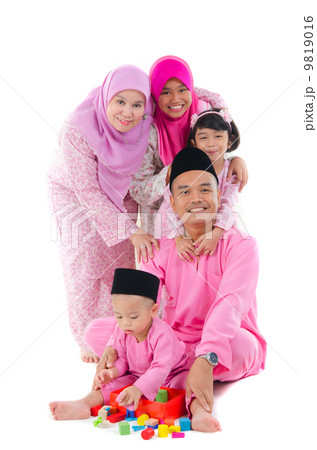 indonesian family having fun during hari raya 9819016