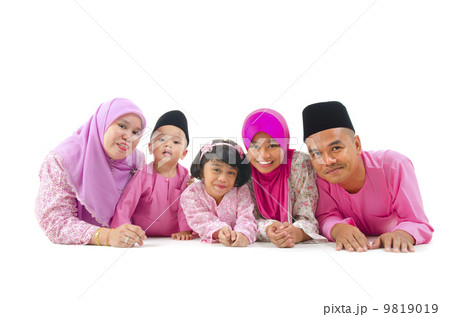 malay family during hari raya  aidilfitri 9819019