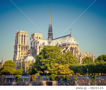 Notre Dame de Paris at sunny day 9820134