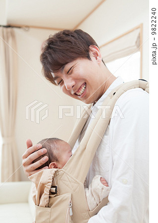 父親と生後３ヶ月の赤ちゃん だっこひも 育児の写真素材