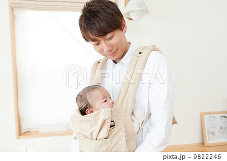 父親と生後３ヶ月の赤ちゃん　だっこひも　育児 9822246