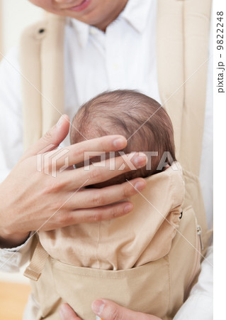 父親と生後３ヶ月の赤ちゃん　だっこひも　育児 9822248