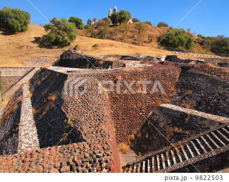 メキシコ：チョルーラ　トラチウアルテペトルの神殿遺跡 9822503
