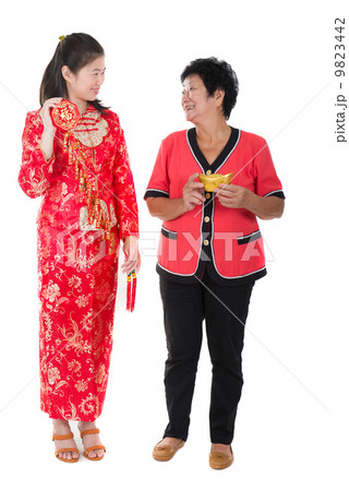 chinese new year mother and daughter 9823442