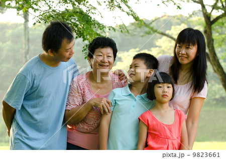 Extended family standing outdoors smiling 9823661