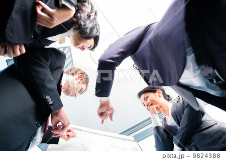 Asian business people structuring deal 9824388