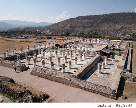 メキシコ・トゥーラ遺跡 ピラミッドBより宮殿跡と球戯場を望む メキシコ・トゥーラ遺跡 ピラミッドBより宮殿跡と球戯場を望む 9825244