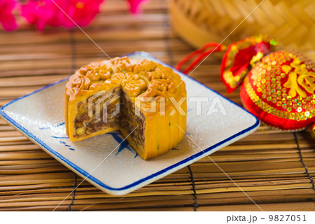 mooncake , traditional chinese foods during mid autumn festival 9827051