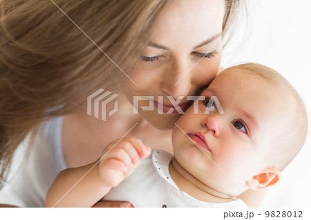 Closeup of a smiling mother and baby 9828012