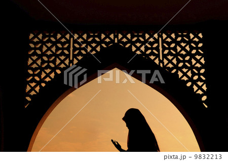 silhoutte of muslim woman praying 9832213