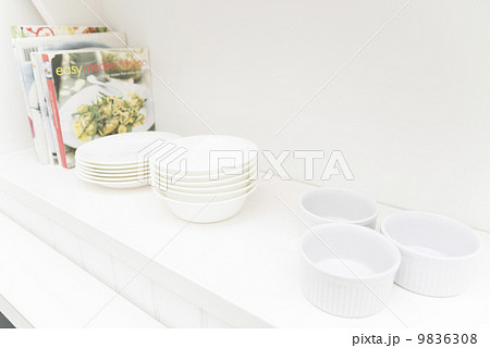 整理整頓された食器棚 9836308