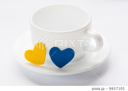 empty cup and saucer with hearts 9837105