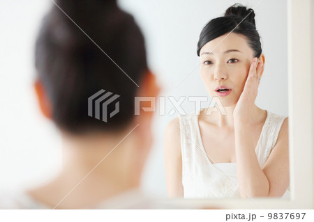 鏡を見る女性 9837697