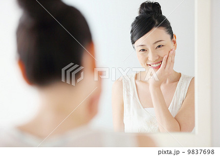 鏡を見る女性 9837698