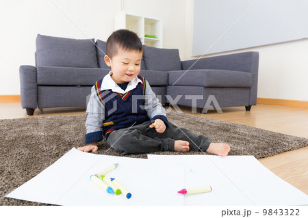 Little boy drawing picture at home 9843322