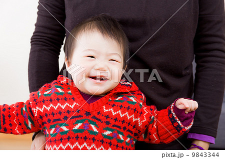 Little baby learn to walk 9843344