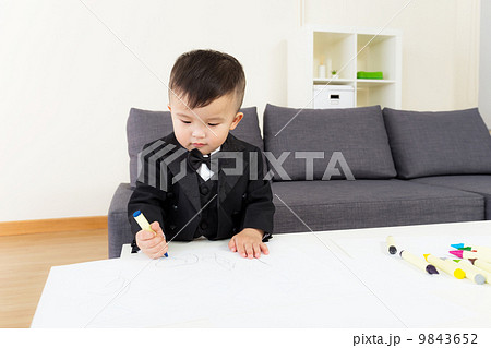 Little kid drawing at home 9843652