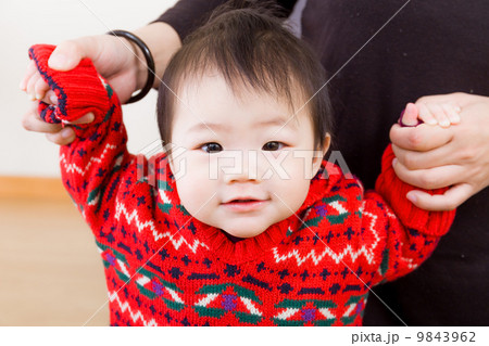 Little baby try to walk 9843962