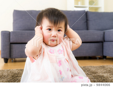 Asian baby girl cover ear Asian baby girl cover ear 9844066
