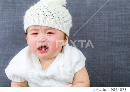 Baby crying 9844073