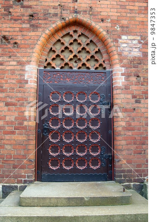 an old metal door handle 9847353