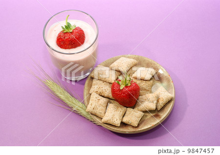 bread and corn ,wheat, strawberry, smoothie 9847457