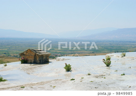 Travertine pools and terraces with water, Pamukkale, Turkey 9849985