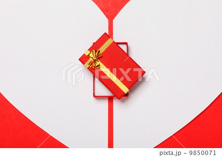 Red Valentine's Day background with heart and gift box 9850071