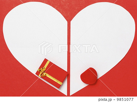 Red Valentine's Day background with heart and gift box Red Valentine's Day background with heart and gift box 9851077