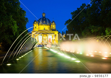 Monumento a los Caidos in night 9856177