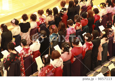 卒業式に臨む晴れ着の女子大生たち 卒業式に臨む晴れ着の女子大生たち 9857113