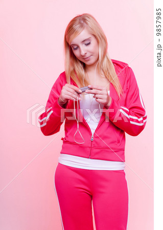 Fitness woman listen music mp3 relax gym 9857985