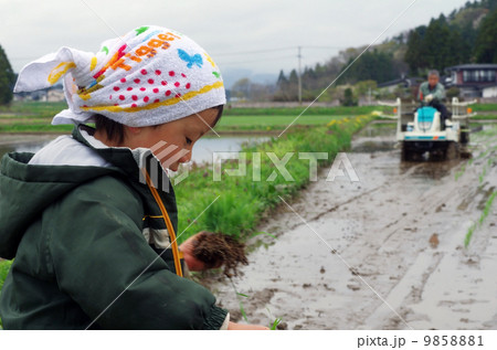 子供の田植え風景 9858881