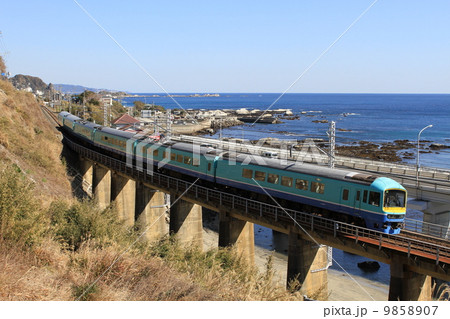 JR内房線「海沿いの鉄橋を走る臨時列車」 9858907