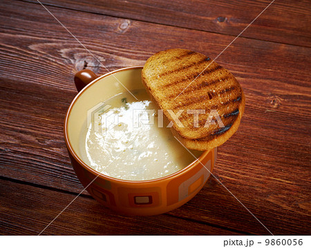 Zuppa d'aglio in crosta Zuppa d'aglio in crosta 9860056