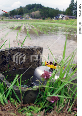 農業用水の蛇口と田園風景 農業用水の蛇口と田園風景 9860365