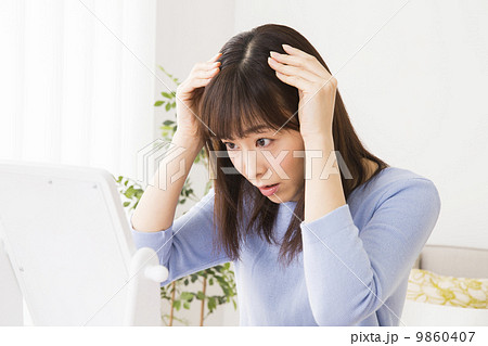 鏡を見る女性 9860407