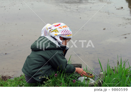 農業用水の蛇口を開ける子供 農業用水の蛇口を開ける子供 9860599