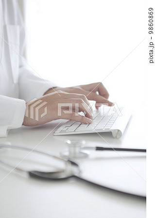 キーボードを打つ医師の手元 9860869