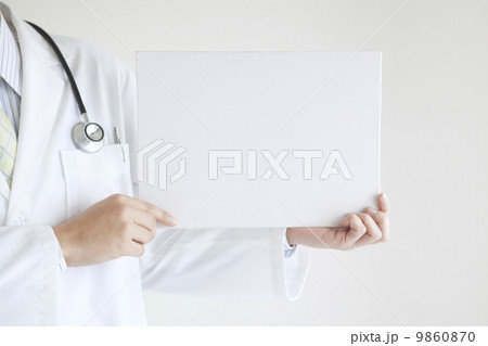 メッセージボードを持つ医師の手元 9860870
