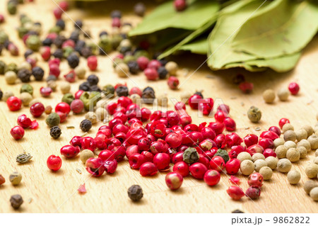 Dry bay laurel leaf with multicolored peppercorn 9862822