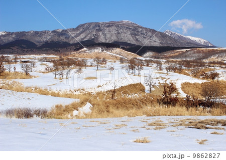 冬の九重連山と瀬の本高原 9862827