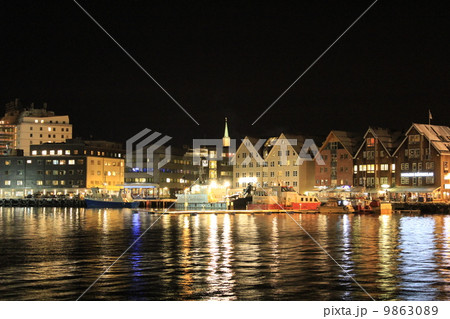 トロムソ　夜の港　ノルウェー 9863089